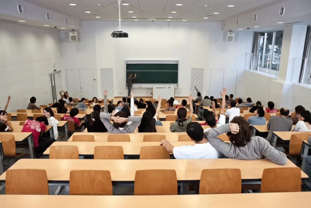 aspiranti docenti durante una lezione di un percorso abilitante