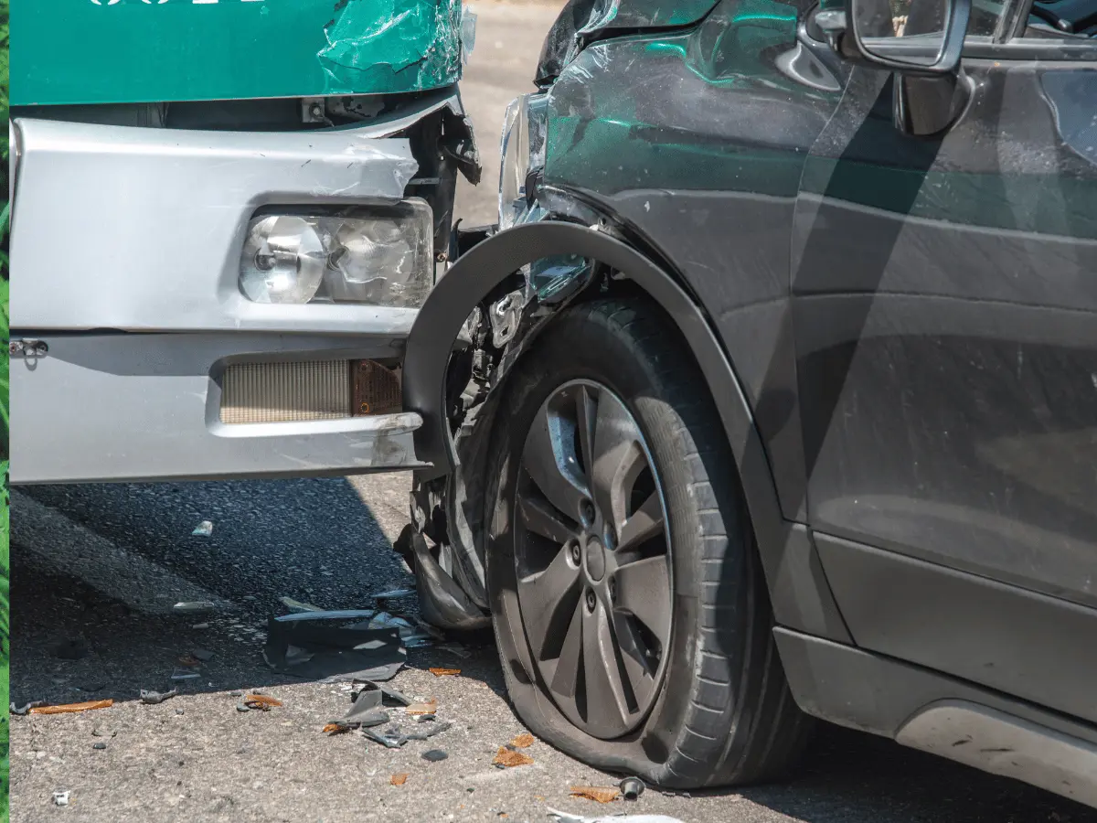 Incidente tra auto e autobus