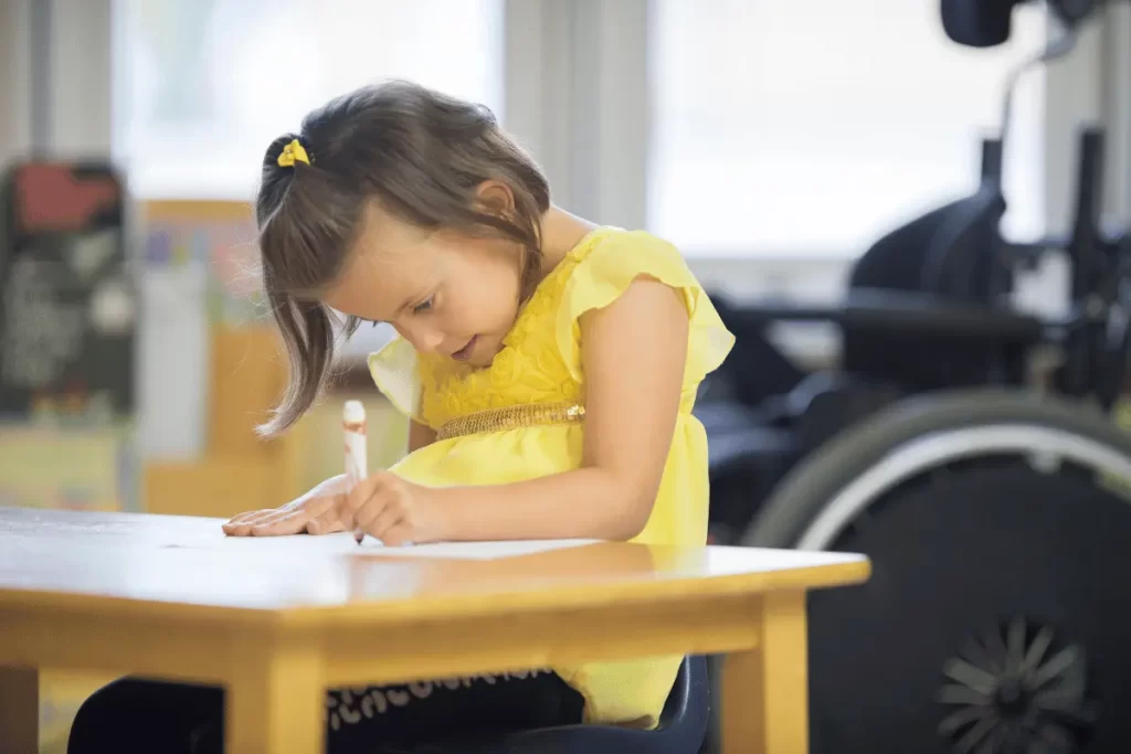 alunna con disabilità seduta in classe