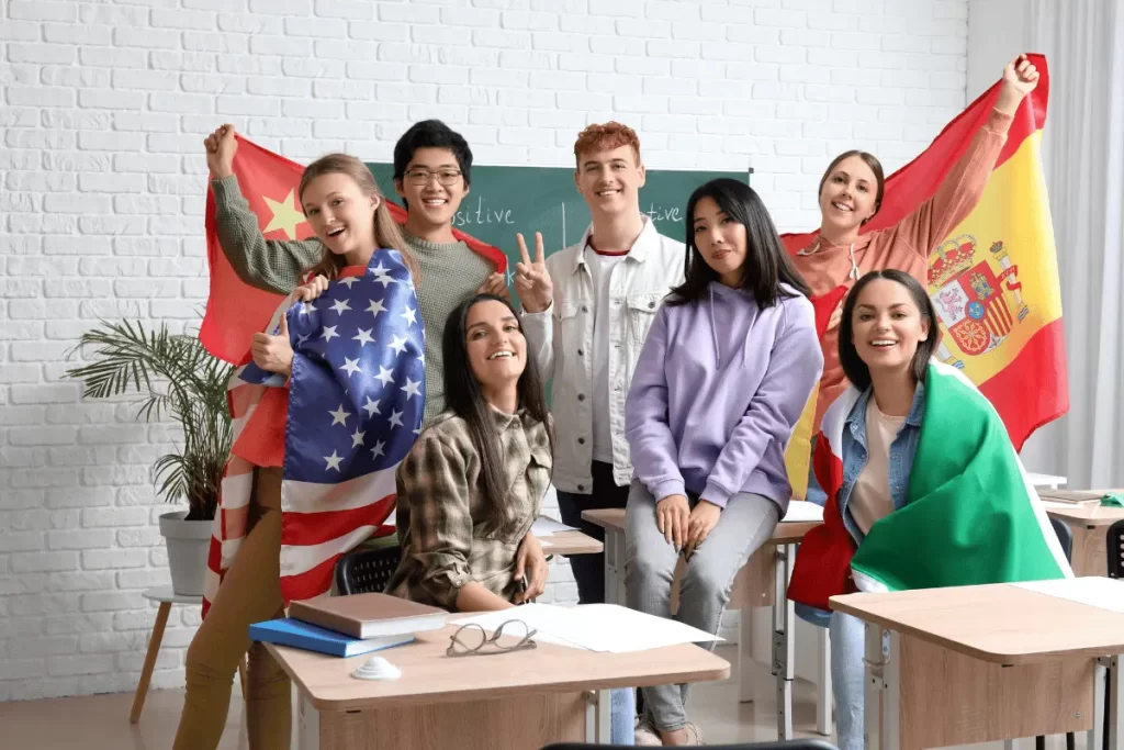 studenti di diverse nazionalità in classe con le rispettive bandiere