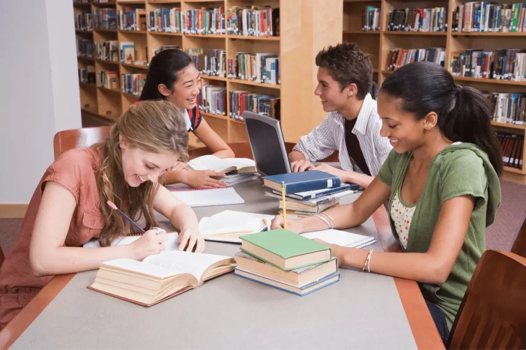 studenti studiano in biblioteca