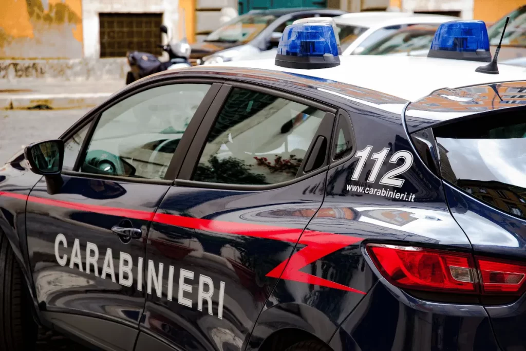 un'auto dei carabinieri