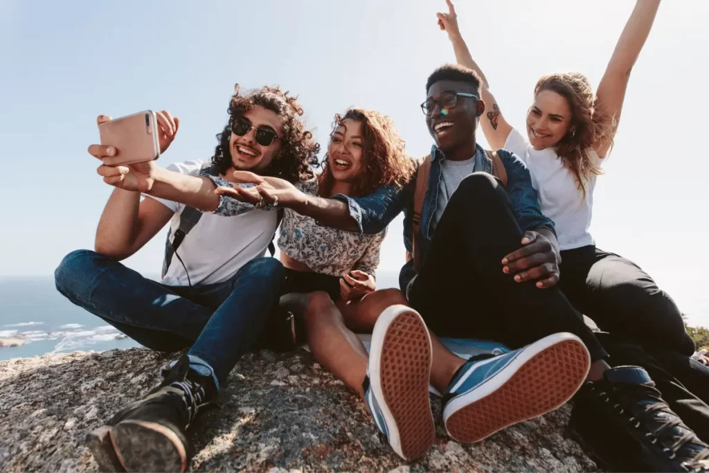 alcuni ragazzi sorridenti su uno scoglio