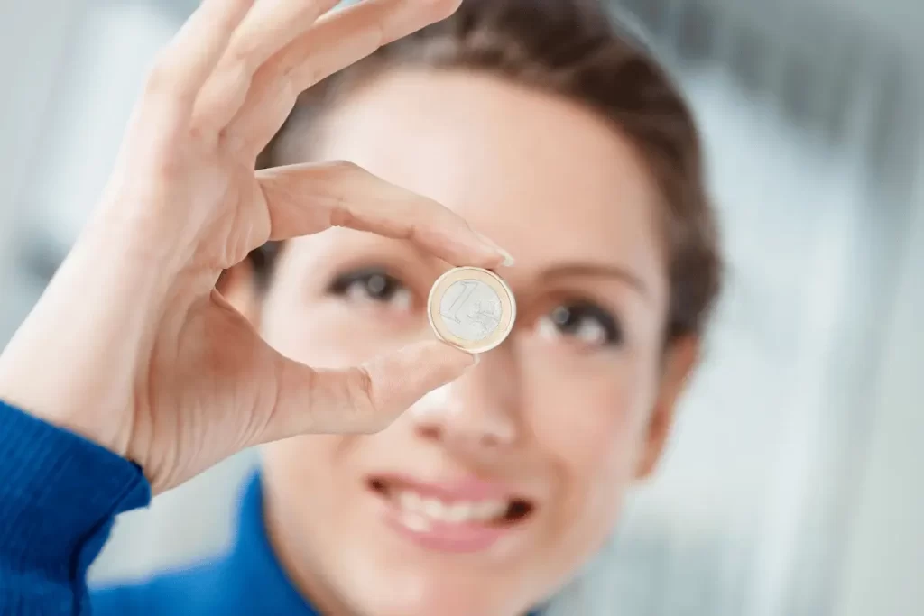 donna con un euro in mano