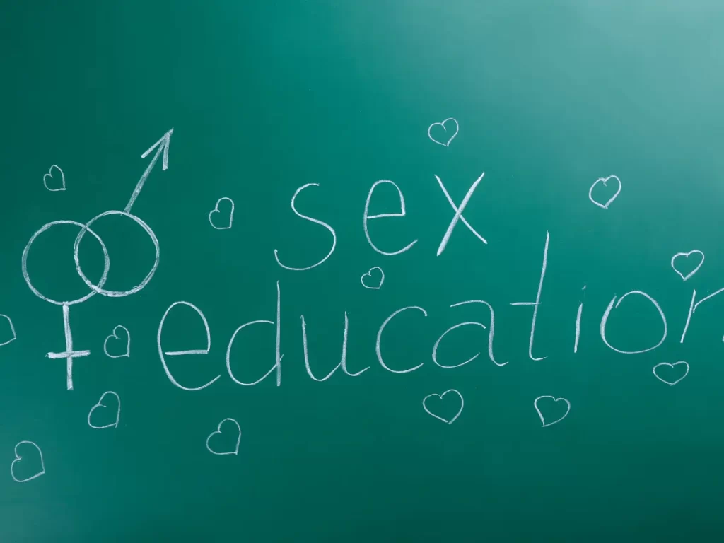Educazione sessuale a scuola: le posizioni contrastanti e le nuove direttive del Governo