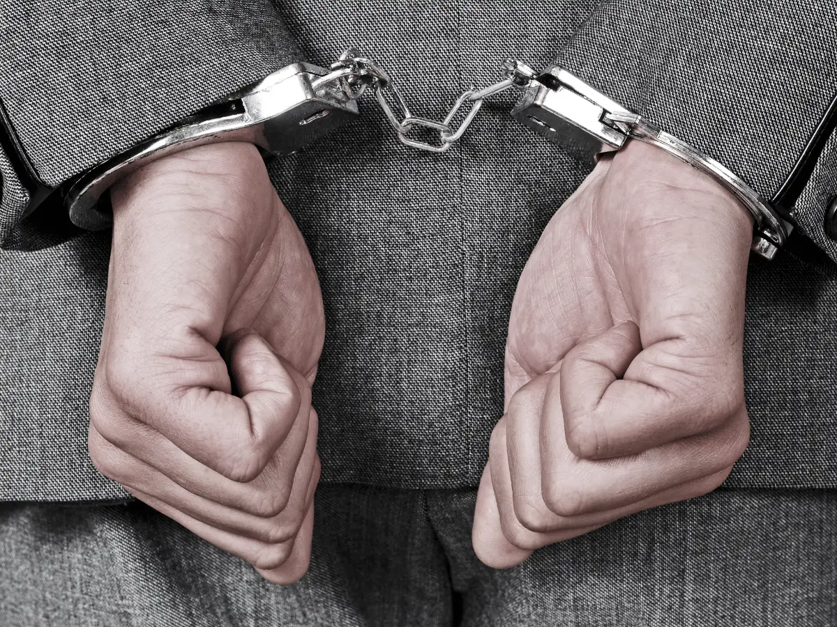 Docente arrestato