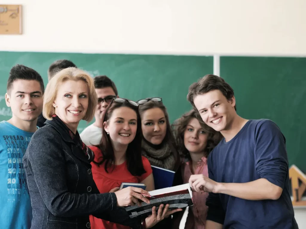 docente in classe con gli alunni