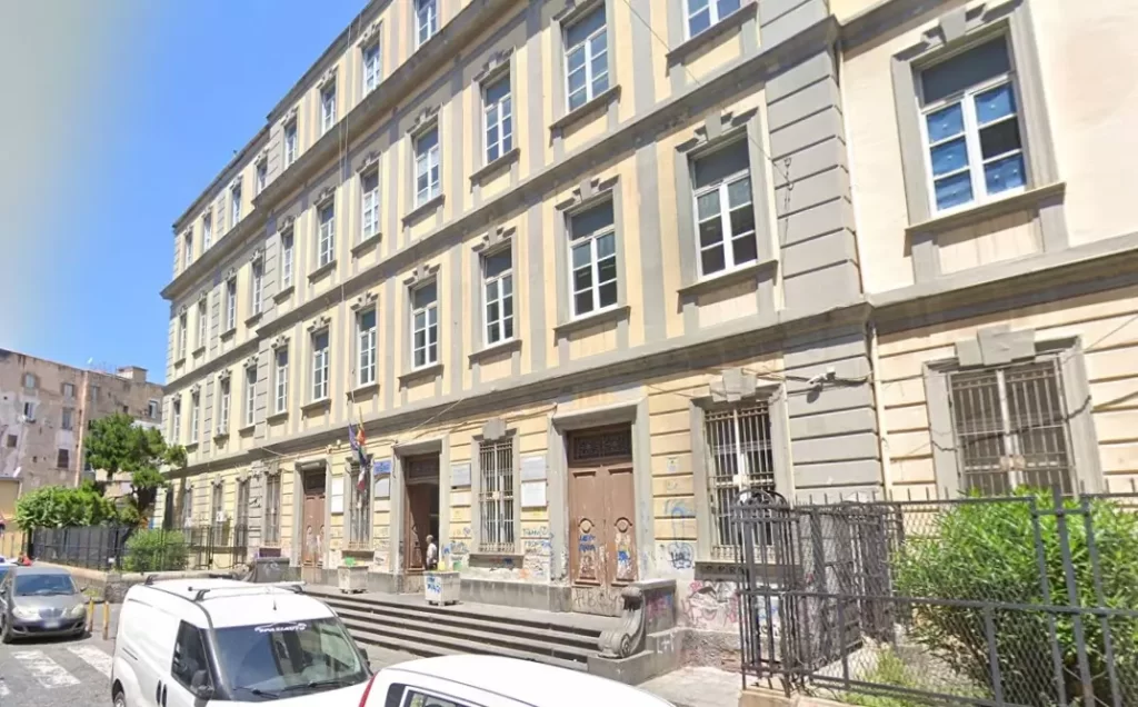 Napoli, presunte molestie a scuola: Collaboratore scolastico accusato e aggredito da un genitore