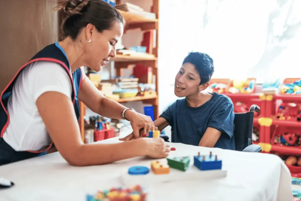 docente di sostegno in classe con un alunno con disabilità