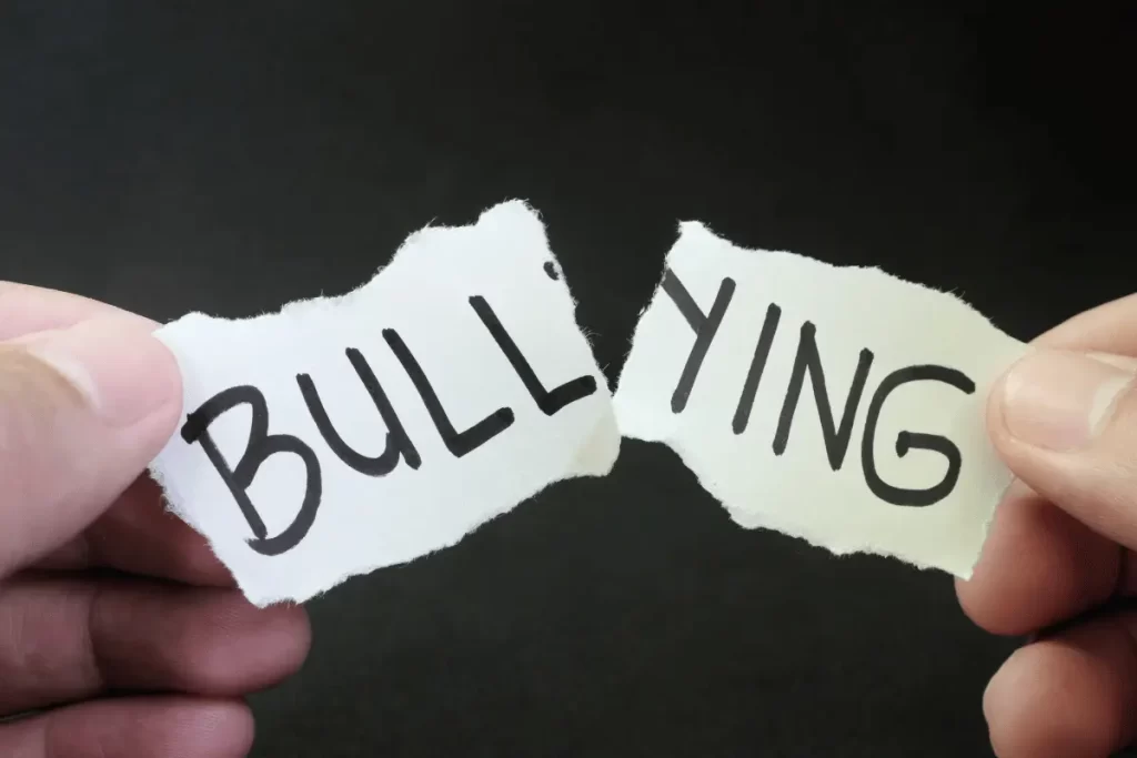 un foglio con la scritta "Bullyng" strappato in due