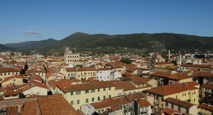 Prato, ragazzo precipita dalla finestra della scuola: si indaga per istigazione al suicidio