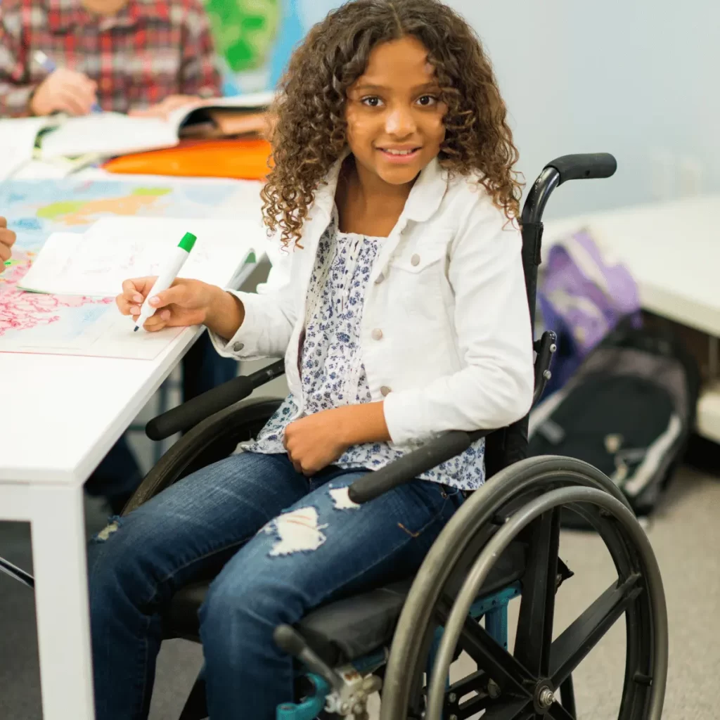 bambina con disabilità in classe