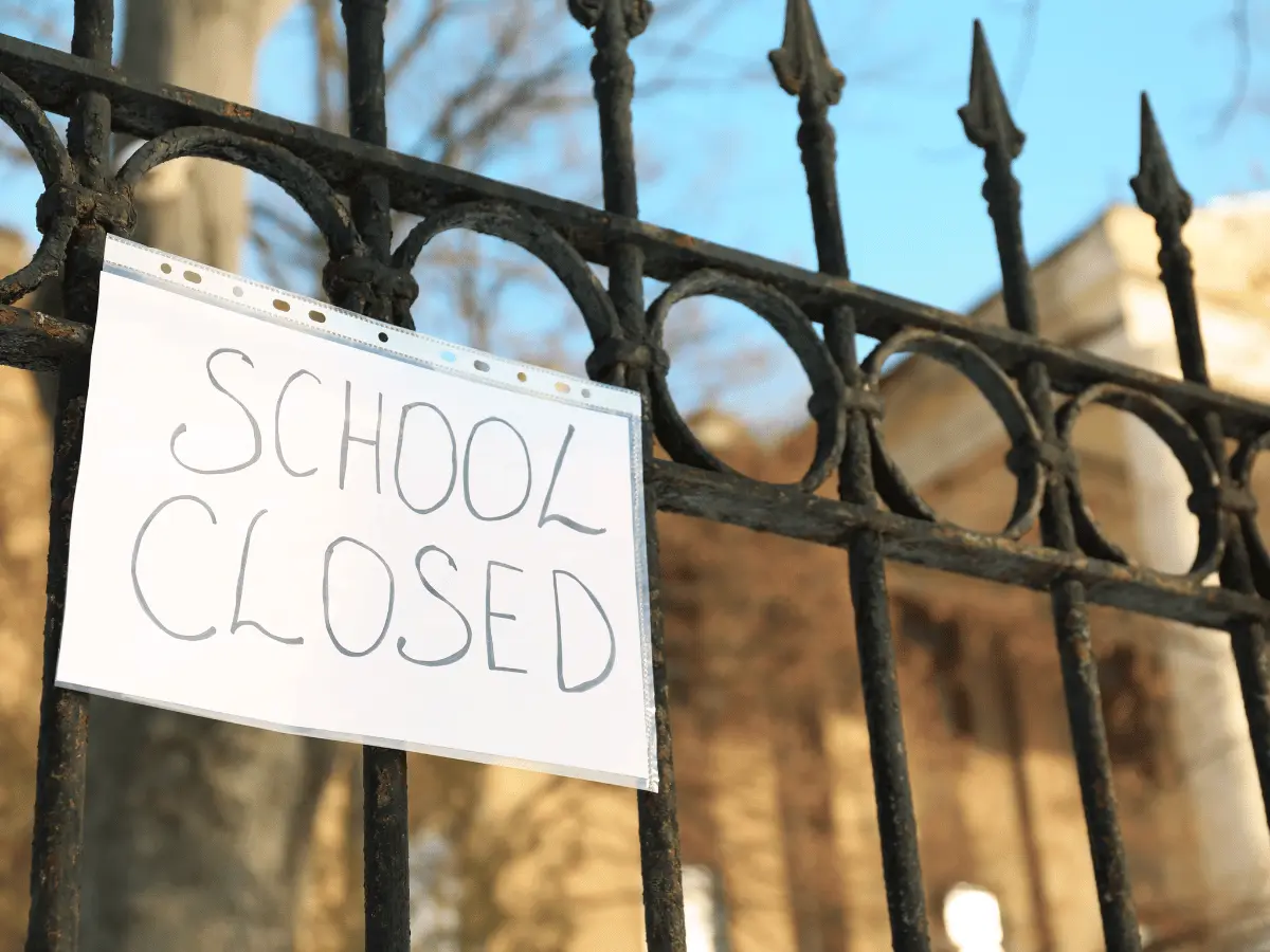 Cancello chiuso di una scuola