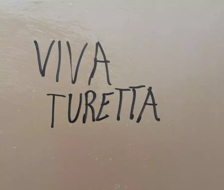 la scritta "Viva Turetta" nei bagni delle ragazze