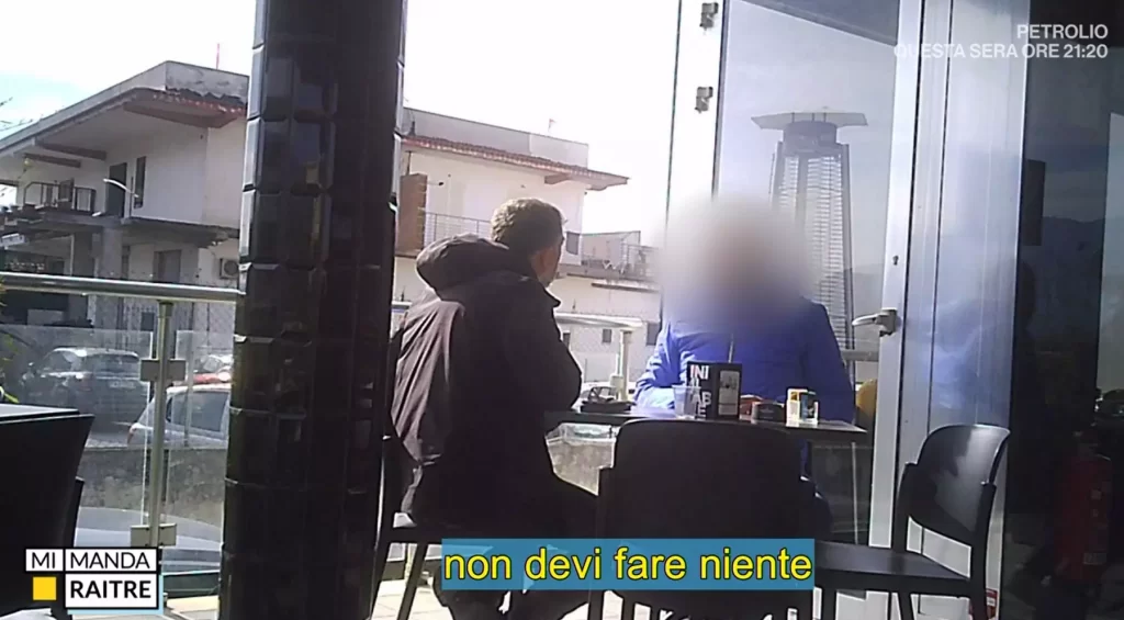 il sindacalista intermediatore durante il colloquio con il finto docente