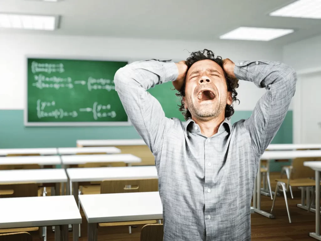 un docente urla e ha le mani nei capelli