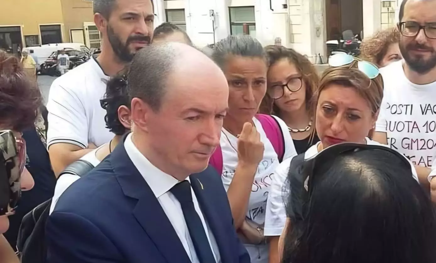 Pittoni in mezzo ad alcuni docenti precari