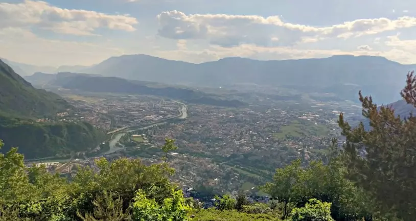Protesta Docenti a Bolzano: vista panoramica della città