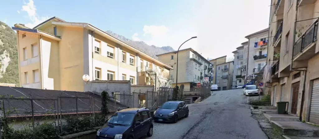 Genitore che Minaccia gli Insegnanti a Salerno: Istituto Comprensivo "Mazzini" di Campagna (Salerno)