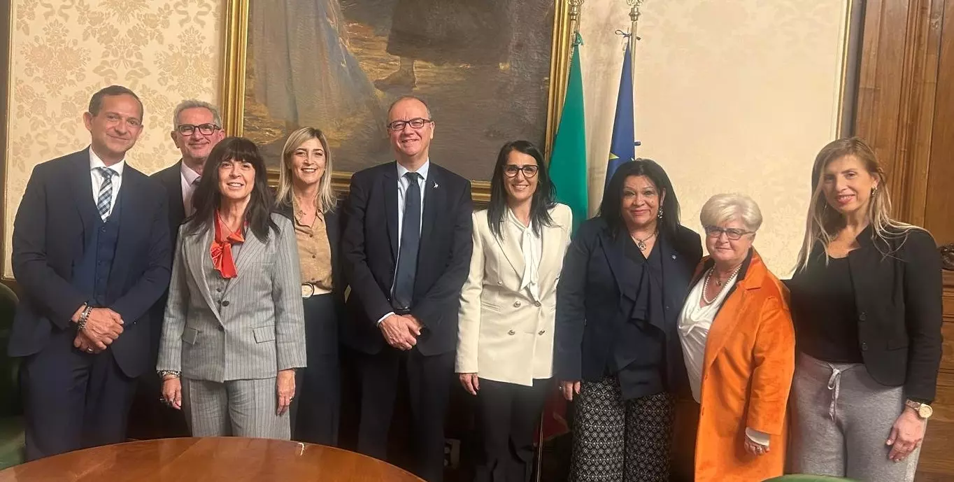 Revisione della struttura del CCNL scuola: Valditara e Cuzzupi con alcuni partecipanti