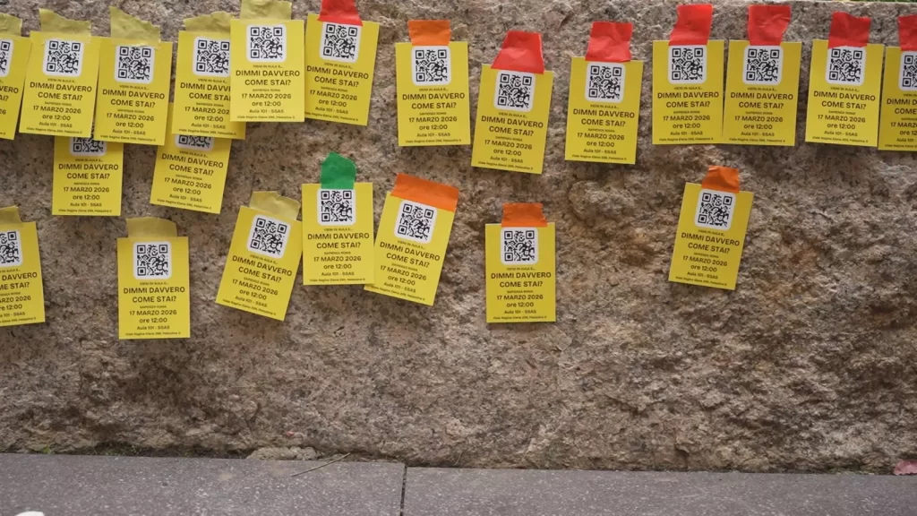 Salute mentale degli universitari: volantini con codice QR dell'evento affissi su un muro