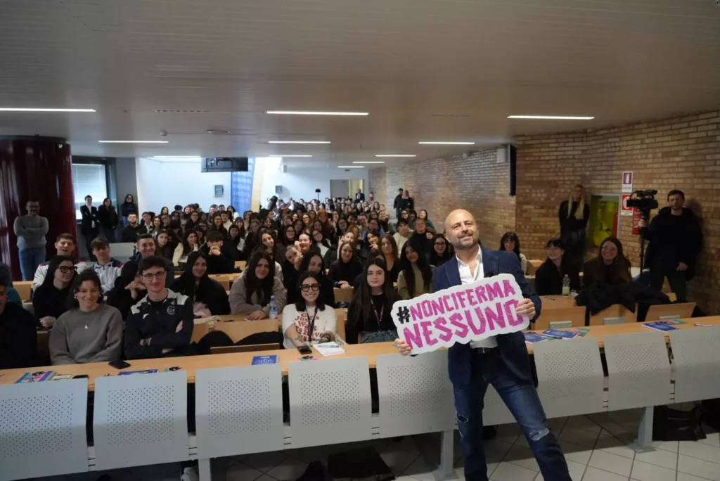 #NonCiFermaNessuno 2026: Luca Abete in un'aula universiatria con gli studenti